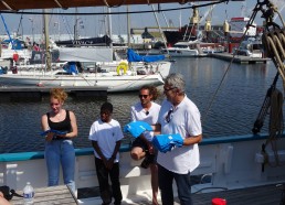 Distribution des t-shirts personnalisés créés par Elias, matelot de l’expédition d’août