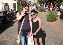 Ludivine et Chaïma dans les rues du Lavandou