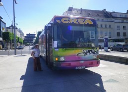 Florence responsable de la Cie CREA, surveille Lionel et Loïc, les nouveaux conducteurs