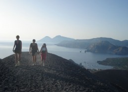 Nathalie, Flore et Thiziri sur la crête du volcan de « la Fossa » sur l’île de Vulcano