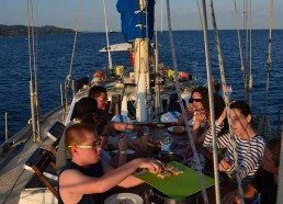 Arrivée au Lavandou, à table sur le pont !