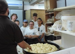 Maintenant c’est visite de la boulangerie « Au Pain d’Auré »