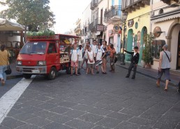 Les matelots achètent des fruits et des légumes à un petit producteur de Lipari