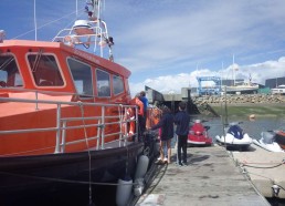 Les matelots visitent le bateau de la SNSM 203