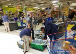 Une personne du magasin aide les matelots à tout stocker dans plusieurs rangements