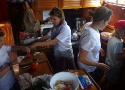 On s’affaire à la cuisine