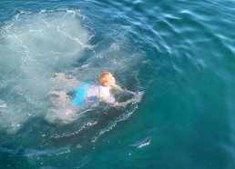 Mathieu nage au pied du bateau