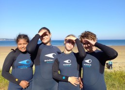 Les filles se préparent à surfer
