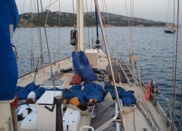 Dans l’archipel de La Magdalena, après une nuit de bivouac sur le pont…