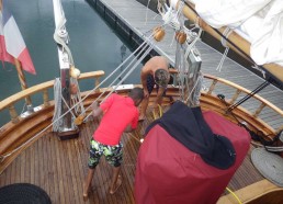 Florian et Abderaman de corvée de pont. Le bateau va briller