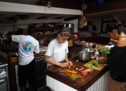 Alyssa, Lionel et Méli à la cuisine