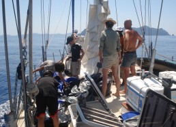 Arrivée sur l’île de Palmarola, les matelots gonflent les canoës pour leurs explorations… 