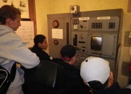 Les matelots face à un poste de pilotage de sous-marin