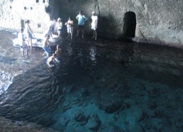 Les matelots visitent les grottes de Ponza