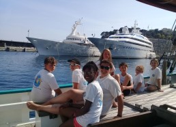 Un bateau en bois parmi les Yachts