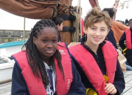 Djenaba et Alyssa impatientes de découvrir les sensations en pleine mer