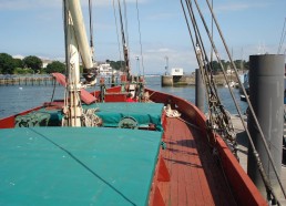 Les matelots visitent les bateau du Port-musée 