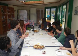 Petit déjeuner matinal, une grande journée attend les Matelots