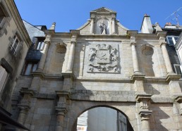 La porte Saint Vincent qui ouvre sur la vieille ville.