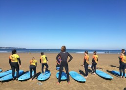 Les matelots se préparent sur le sable 