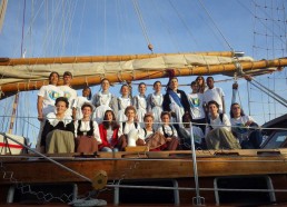 Les matelots, les jeunes du Cercle et Hermine, la Reine des Filets Bleus 2014