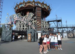 Nos Matelots devant le « Carrousel des Mondes Marins »