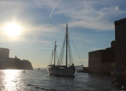 Un bateau remarquable et remarqué à son entrée dans le port