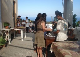 La préparation d’un repas « spécialités liparotes » chez les Fonti 