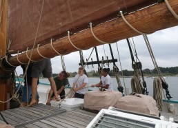 Greg Bindiya et Silvère hissent la Grand Voile