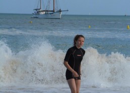 Emma joue dans les vagues devant la Fleur