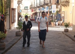 Gino et Maxime dans les ruelles du vieux port de Lipari