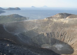 Le volcan de « la Fossa » sur l’île de Vulcano, au loin Lipari puis Panarea et Stromboli