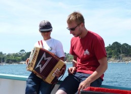 Thomas initie Lucas à l’accordéon