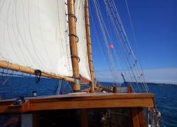 Le Bora Bora sous voiles vers Dartmouth