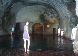 Les matelots visitent les grottes de Ponza