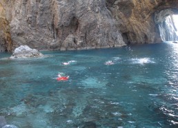 Les matelots explorent les grottes de Palmarola avec palmes, masques et tubas 