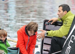 On observe la soute à voile, bien rangée avant le départ