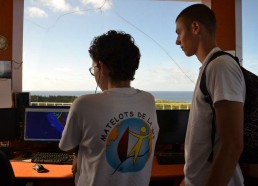 Les matelots observent à leur tour les radars 