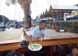 Abder demande à goûter la salade aux sardines