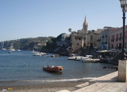 Vue du vieux port de Lipari