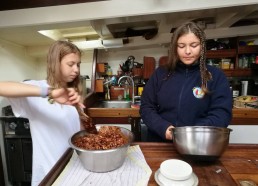 Lucie et Ilina préparent des roses des sables