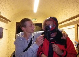 Philippe essaye un masque respiratoire de sous-marinier