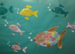 Concours dessin : Mon plus beau poisson - Défilé de poisson arc-en-ciel et ses amis réalisé par un grand groupe d