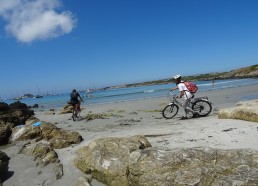 Même sur la plage, Gatien et Solène pédalent