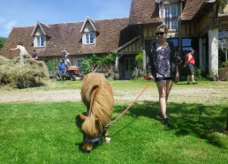 Maëva en balade avec le poney de la ferme