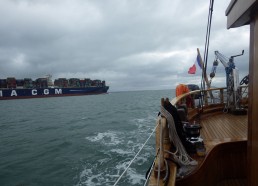 Quand le bateau croise un porte-containers