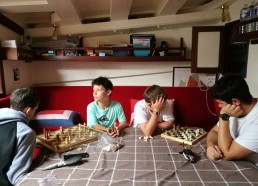Les garçons jouent aux échecs