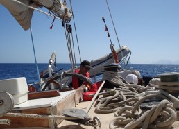 En navigation vers le volcan Stromboli, Gino est à la barre