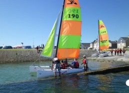 Embarquement des garçons sur le catamaran