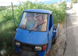 Maxime et Nathalie rêvent d’un moyen plus confortable pour grimper sur le Stromboli !